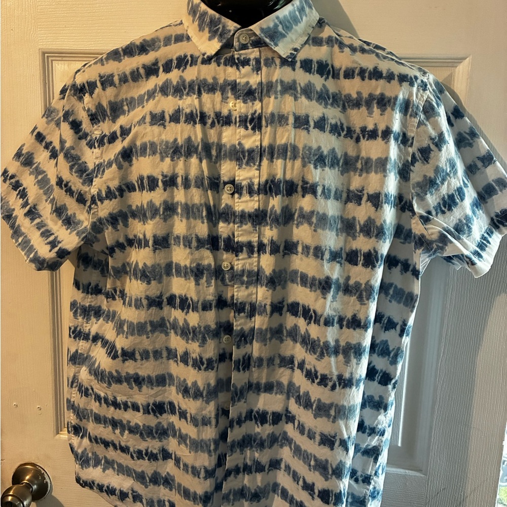 Express Men's Blue and White Tie-Dye Short Sleeve Button-Down Shirt